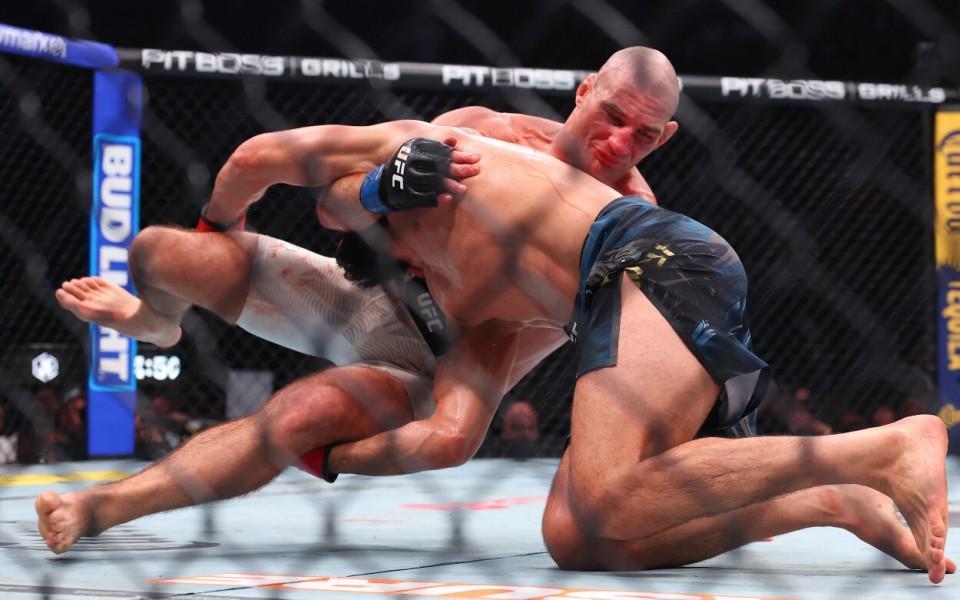 小金体育app下载-送车臣狼王生涯首败！UFC328中量级冠军战：斯特里克兰爆冷夺冠