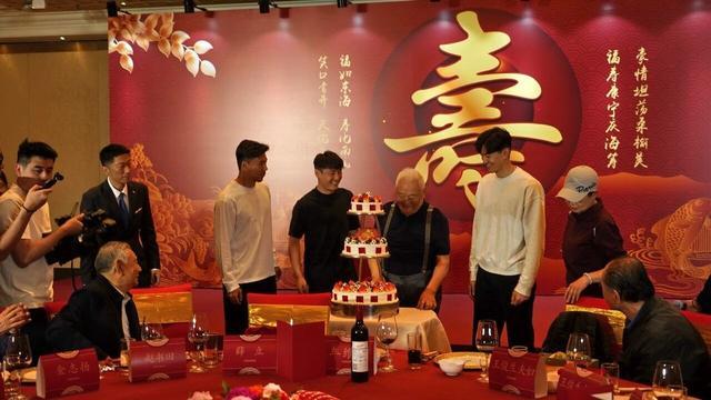小金体育app下载-足坛元老年维泗93岁生日，徐根宝携武磊等弟子为他庆生